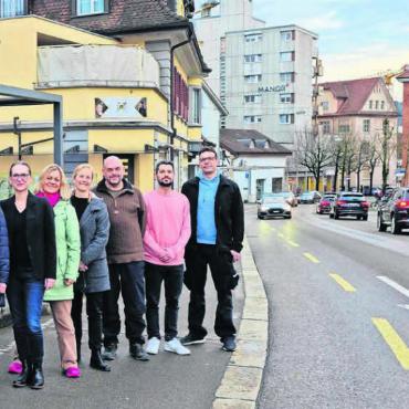 Für die Aufwertung der Zentralstrasse - Das überparteiliche Komitee mit Lokalpolitikerinnen und Lokalpolitikern von SP, Grüne, Mitte ist bereit und geht nun auf Unterschriftensammlung, damit die Aufwertung der Zentralstrasse vor dem Stimmvolk eine Chance hat (v. l.): Simon Dietrich, Stefanie Dietrich, Corinne Manimanakis, Martina Arnet, Claudia Breitschmid, Laura Pascolin, Franziska Matter-Schlein, Sonja Isler-Rütimann, Patrick Schmid, Valentin Meier, Philipp Slimka (Präsident Schöner Wohlen). Bild: pd