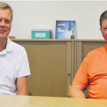 Bevölkerung möglichst breit abholen - Davon, dass Online-Dialoge den Zugang zur Mitgestaltung fördern, sind Gemeinderat Peter Ammann (links) und Gemeindeammann Mario Räber überzeugt. Bild: Annemarie Keusch
