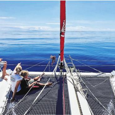 «Erlebnisse, die man wirklich lebt» - Dem Horizont ganz nah: Patrizia Küng und Sylvain Rayé bereisen mit ihren Kindern Kenzo und Liam auf einem Segelboot die Welt. «Uns wurde klar: Wenn wir gemeinsam Erinnerungen schaffen wollen, dann jetzt», sagt Küng über den Entscheid, das Familiensabbatical durchzuziehen. Bilder: zg