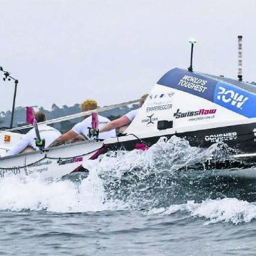 «Achilles» ist auf Kurs - Seekrankheit, Rückenprobleme, Bootsschaden und trotzdem unterwegs zum Sieg: das Team Swiss Raw. Bild: zg