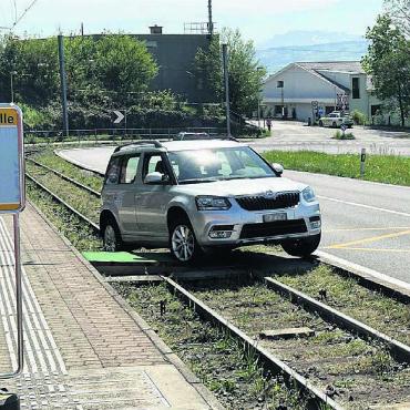 Grosser Sachschaden entstanden - Das Fahrzeug blieb in den Gleisen stehen. Bild: pz