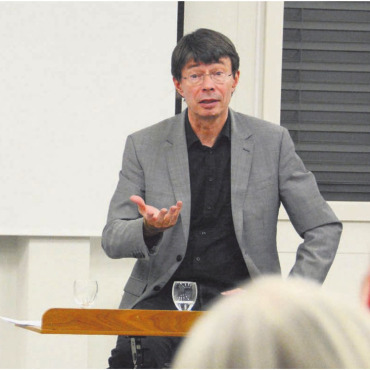 Milch aus dem Kaffee holen - Mitorganisator Mario Roost von Häggligrüen (links) entlockte ETH-Professor Martin Scheringer im Gespräch ganz viele spannende Aussagen zu einem Thema, das eigentlich alle betrifft. Bild: Chregi Hansen