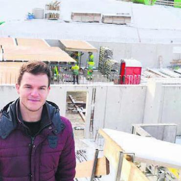 Rottenschwil vor dem Meilenstein - Vermarkter Nicola Küng vor der Grossbaustelle im Zentrum von Rottenschwil. Bild: tst