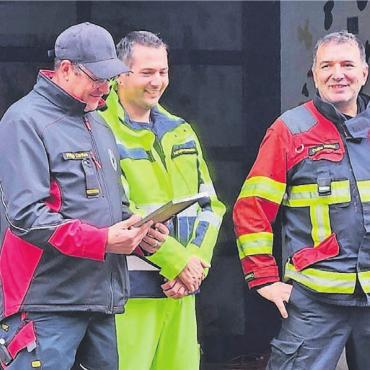 So arbeiten die Retter und Löscher - Philipp Carfora, Adriano Frassetto und Csaba Hamza (v. l.)werden nach 20, 15 und 13 Dienstjahren verabschiedet.