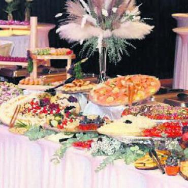 Viel mehr Laufkundschaft - Reich gedecktes Buffet: Das Catering bleibt zweites Standbein von Marina Stevanovic.