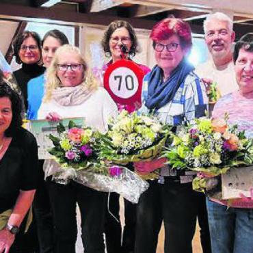 Grosser Dank und viele Ehrungen - Alle Jubilare sowie Organisatoren der diversen Anlässe auf einem Foto vereint. Bild: zg