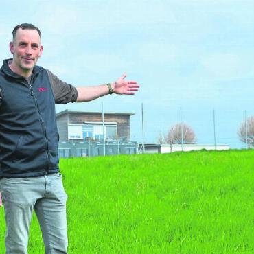 Asylraum-Projekt für die Schublade - Gemeindeammann Patrick Stutz auf der Wiese beim Schulhaus, wo statt Asylraum nur die Begegnungszone geplant wird. Archivbild: tst