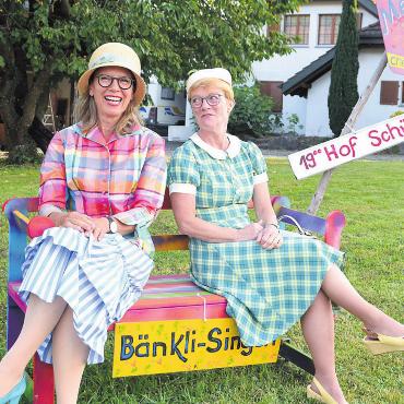 Das Dorf soll singen - Monika Benz alias Sister Last Minute (links) und Evelyne Civelli alias Sister Shorty hoffen, dass möglichst viele Personen beim «Bänkli-Singen» mitmachen. Bild: Roger Wetli