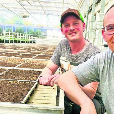 Wie weiter mit dem Reusstal-Reis? - Reisbauer Michael Rüttimann (links) und «Vorkultivateur» Jürg Rütimann im Gewächshaus der Vetterli Schnittblumen AG. Aktuell spriessen hier die Reispflänzchen. Bilder: Thomas Stöckli