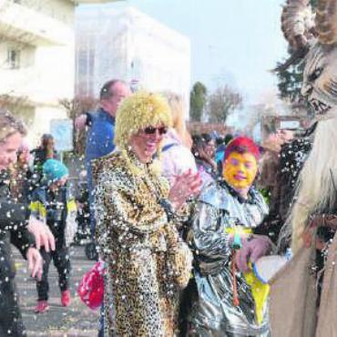 «Der Aufwand ist zu gross» - Dieses Jahr gibt es keinen Konfettiregen am Umzug, denn er findet nicht statt. Bild: Archiv