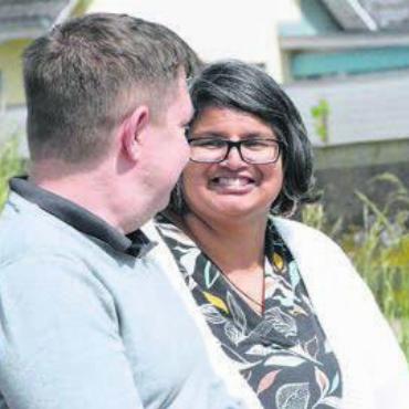 Anderen helfen, die Sonne zu sehen - Nisha Fähndrich mit ihrem Mann Peter. Bild: cbl