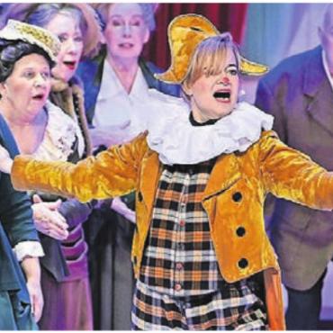 Bilder, Menschen, Emotionen - Mit der «Zirkusprinzessin» startete die Operettenbühne im März in eine neue Saison. Myriam Rufer-Staubli war erstmals in einer kleinen Sprechrolle zu sehen. Bild: awa