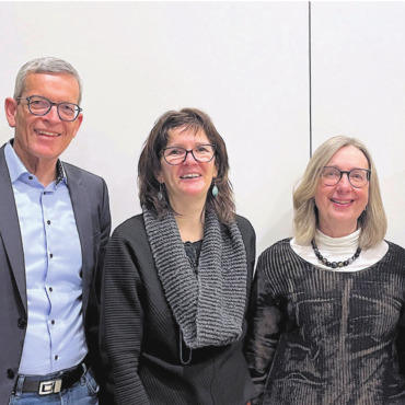 Workshop lässt Fragen offen - Sie führten durch den Fusions-Workshop, v. l. Hans Lichtsteiner (Projektbegleiter), Raphaela Lerch (Bremgarten), Astrid Bonsaver (Hermetschwil-Staffeln) und Daniela Allenspach (Zufikon). Bild: Walter Minder