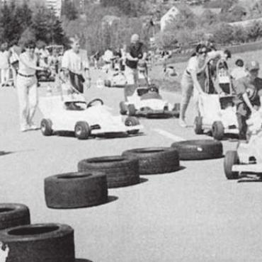 Fast wie in Imola – nur nicht so laut - Körperlich am meisten gefordert sind die Mütter und Väter, die ihren Rennfahrern das Gefährt fünf Mal den Hügel hinaufschieben. Bild: Archiv