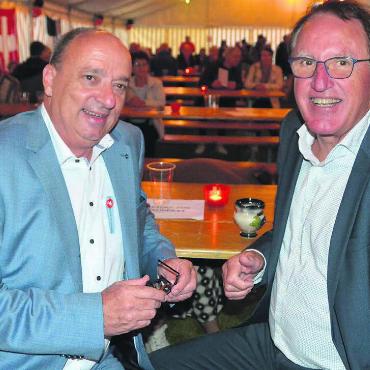 Zu Ehren der Schweiz - Mit seiner Parabel vom Vater, dem Sohn und dem Esel konnte Regierungsrat Markus Dieth (links) nicht nur bei Widens Gemeindeammann Peter Spring punkten. Dieth hielt in seiner Rede auch fest: «Wir sind kein perfektes Land, aber eines, in dem wir gut und gerne leben.» Es liege an uns, für die Werte der Schweiz einzustehen.
Bild: Sabrina Salm
