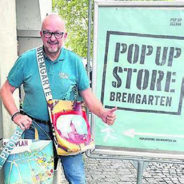 Bilanz zum Pop-up-Store - Ralph Nikolaiski darf mit «seinem» Bild: zg