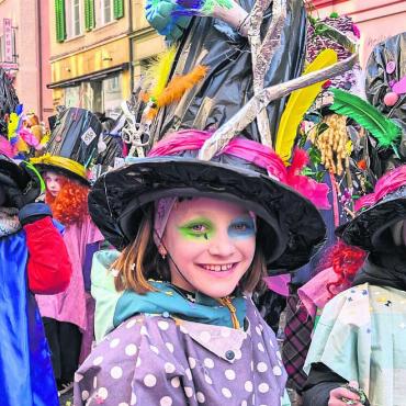 Fantastisches Städtli - Fasnacht macht Freude und sorgte am Sonntag für strahlende Gesichter bei Gross und Klein in ihren unzähligen fantasievollen Kostümen. Bild: Marco Huwyler