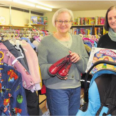 Nachhaltig seit 50 Jahren - Sie freuen sich auf ein grandioses Jubiläumsjahr der Kinderkleiderbörse Calimero: (v. l.) Claudia Strebel, Rita Gempp, Daniela Eilingsfeld und Petra Corte. Bild: Roger Wetli