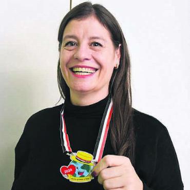 Die grosse Fasnachtsparty - OK-Präsidentin Cassandra Buri präsentiert strahlend die Plakette für den bevorstehenden Fasnachtsumzug.