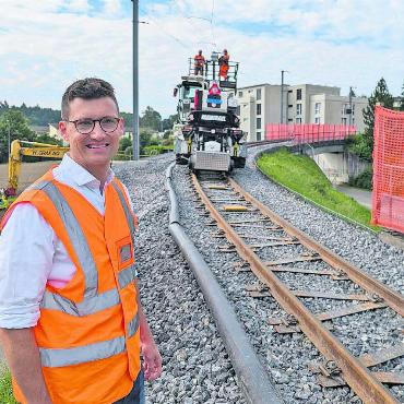 Pünktlich zum Nationalfeiertag - Der AVA-Kommunikationsverantwortliche Michael Briner auf der komplett erneuerten Bahnstrecke zwischen Isenlauf und Bremgarten West. Die Arbeiten hier sind kurz vor dem Abschluss. Ab morgen verkehren wieder Regelzüge. Bild: Marco Huwyler