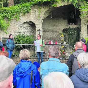 Von Dorforiginalen und vielem mehr - Die Lourdesgrotte, welche 1945 vom unternehmungsfreudigen Pfarrer Alois Bumbacher zusammen mit der Jungmannschaft entstanden ist, war einer der sieben Schauplätze auf dem historischen Rundgang. Bilder: Verena Anna Wigger
