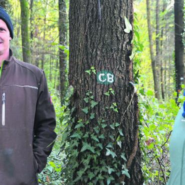 Im Einklang mit der Natur - Thomas Brändle und Sabine Weber bei einem der Bäume im Aristauer Reitwald, dessen Recht für eine Bestattung gekauft werden kann. Bild: Annemarie Keusch
