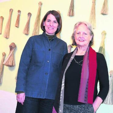 Natur und Handwerkskunst - Eine Schweizer Premiere: Die Designerinnen Flavia Brändle und Margrit Linder sind für die spezielle Sonderausstellung rund um Besen verantwortlich. Bild: Daniel Marti