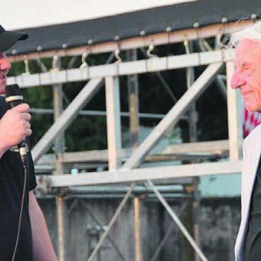Die 2000er-Grenze überschritten - Stefan Meienberg (links), hier im Gespräch mit Emil und Niccel Steinberger, freut sich über eine gelungene Kinowoche auf dem Dorfplatz. Bild: Archiv