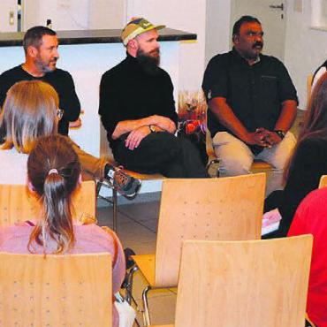Engagement, das beeindruckt - An einem Podiumsgespräch wurde über die Wichtigkeit von «Alli mitenand» gesprochen. Dabei waren (v. l.): Denise Huser, Martina Burkard, Giovanni Soricelli, Mischa Düblin, Yogaratnam Kayilayapillai, Yorsha Yogaratnam und Moderator Heinz Keller.