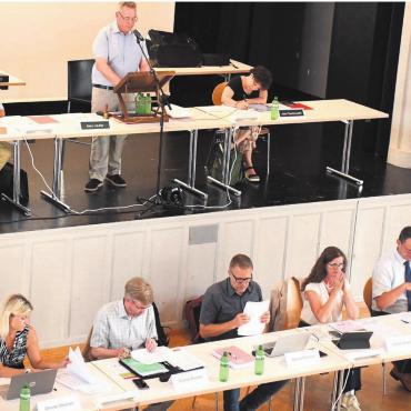 Kontinuität oder Trendwende? - Der Wahlherbst bringt Veränderungen im Einwohnerrat und im Gemeinderat: Arsène Perroud (in der Mitte des Gemeinderatstischs) und Roland Vogt (rechts) liefern sich ein Duell um den Job des Gemeindeammanns. Bild: Archiv/dm