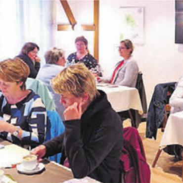 Sommerhöck auf dem Straussenhof - Die Frauen genossen das Miteinander beim kulinarischen Abschluss. Bild: zg