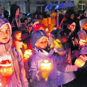 Besinnlich trotz Hudelwetter - Gut eingepackt dem Regen getrotzt. Die Bremgarter Kinder. Bild: zg