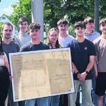 Lernende übergaben Museumsstück - Die Lernenden hatten ein besonderes Geschenk dabei. Bild: zg