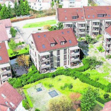 Abschluss eines langen Projekts - Die beiden Mehrfamilienhäuser links sind bereits bezogen, die anderen beiden sind bald fertig gebaut. Die Visualisierung zeigt, wie das Gebiet dann aussieht. Bilder: Annemarie Keusch / zg