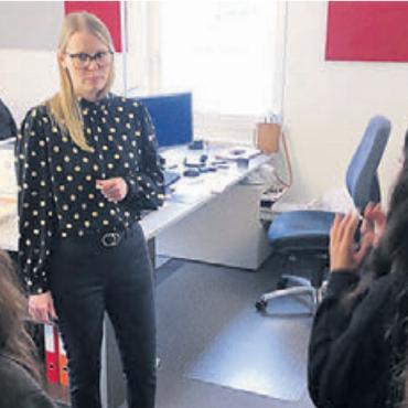 Einblick in die Arbeitswelt - Stefanie Duarte empfing bei der Raiffeisenbank in Oberlunkhofen. Bild: tst