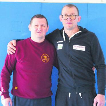 «Schicksal entkommt man nicht» - Die beiden Andreys vereint. Maltsev (rechts) ist froh, dass sein Freund Andrey Kalashnikov das Massaker von Butscha überlebt hat. Bilder: Josip Lasic, zg