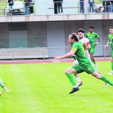 Mutschellens zwei Gesichter - Am Wochenende sicherte Roger Pfyl (Mitte) dem FC Mutschellen gegen Leader Klingnau noch den Sieg. Obwohl der Captain die Freiämter wieder in Führung brachte, gab es gegen Wettingen eine Niederlage. Bild: Astrid Moser