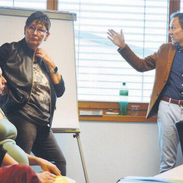 Weil es wieder freie Sitze gibt - Gemeindeammann Evelyn Pfister und Gemeinderat André Huber gewährten Einblick in ihre Themengebiete und Aufgaben. Bild: Annemarie Keusch