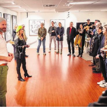 «Never Stop Growing» - Dominique Andereggen (links) und die Künstlerin Peppa Strasser bei der Vernissage in der Bremgarter Galerie Flussreif. Bild: zg