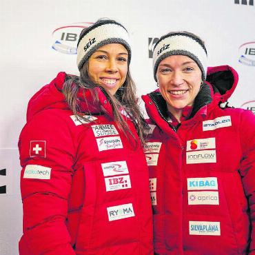 Enttäuschung ist riesig - Melanie Hasler (links) und ihre Anschieberin Mara Morell lächeln, obwohl der Weltcup in Sigulda für sie Frust pur war. Bild: IBSF