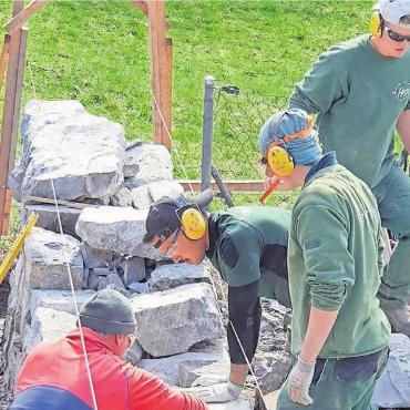 Geschick unter Beweis gestellt - Die Lernenden der Hegi Garten AG lieben es, mit natürlichen Materialien zu arbeiten und einen Mehrwert für die Natur zu generieren. Bild: zg