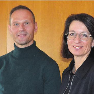 Nötig versus unnötig - Vizeammann Patrick Stangl und Frau Gemeindeammann Petra Oggenfuss Feldgrill sehen die Erhöhung des Stellenplans als notwendige Antwort auf Wachstum und Überlastung. Weiter halten sie fest: «Die Stellenplanerhöhung hat keinen direkten Zusammenhang mit einer Steuerfusserhöhung.» Die Diskussion über den Steuerfuss stehe aufgrund anstehender Investitionen 
ohnehin an.
Bild: Sabrina Salm