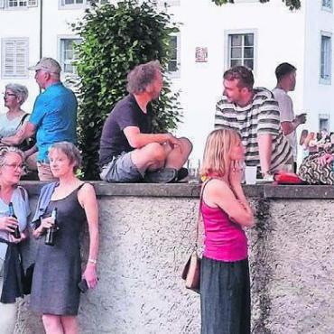 Ein Sommerabend zum Geniessen - Sie hatten den idealen Platz mit Tisch, um auf beiden Seiten der Mauer zu plaudern.
