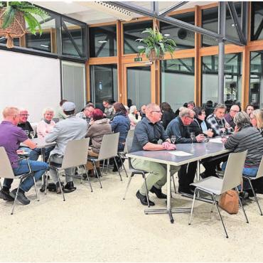 Workshop lässt Fragen offen - In Diskussionsgruppen der einzelnen Kirchgemeinden wurden im Bremgarter Restaurant JoJo Pro und Kontra einer möglichen Fusion erarbeitet.