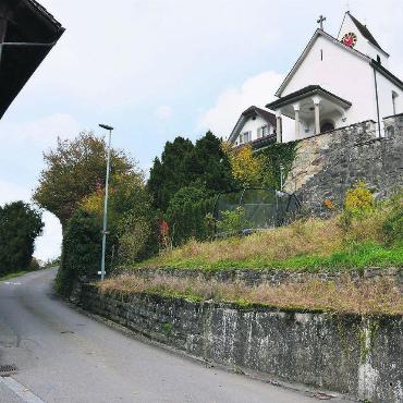 Überraschungen möglich - Die Kirchrainstrasse befindet sich an einem historisch wertvollen Ort von Eggenwil. Sie soll jetzt saniert werden. Bild: Roger Wetli