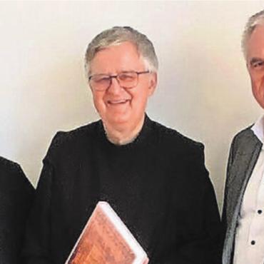 Abt Peter folgt auf Pater Beda - Der neue Stiftungsratspräsident, Abt Peter Stuefer, Pater Beda Szukics und Regierungsrat Alex Hürzeler, Vizepräsident der Stiftung (von links). Bild: zg