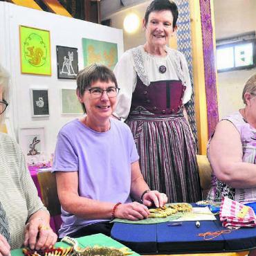 Altes Handwerk erlebbar machen - Denise Frey (stehend) und ihre Klöppel-Kolleginnen haben ihr Handwerk in Waltenschwil vorgestellt. Bilder: Thomas Stöckli