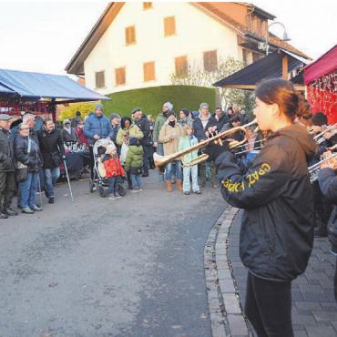 Tradition aufrechterhalten - Der Advänts-Märt in Oberwil-Lieli bietet, auch dank musikalischen Einlagen, eine besinnliche Stimmung. Bild: Archiv