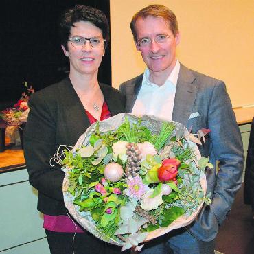 Zwei Gemeinderätinnen gewürdigt - Frau Vizeammann Gabriela Bader-Füglistaler erhielt von Gemeindeammann Ilias Läber Blumen. Bild: Roger Wetli