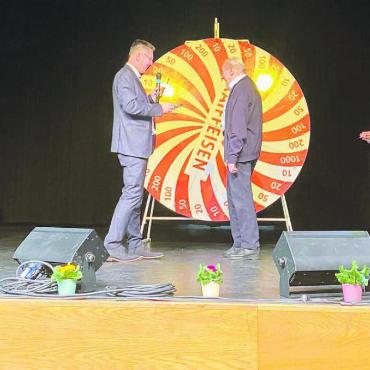«Dank viel Rückenwind» - Ein Highlight des Abends war das Glücksrad, welches gleich zwei glückliche Gewinner um 1000 Franken reicher machte. Bild: ssr